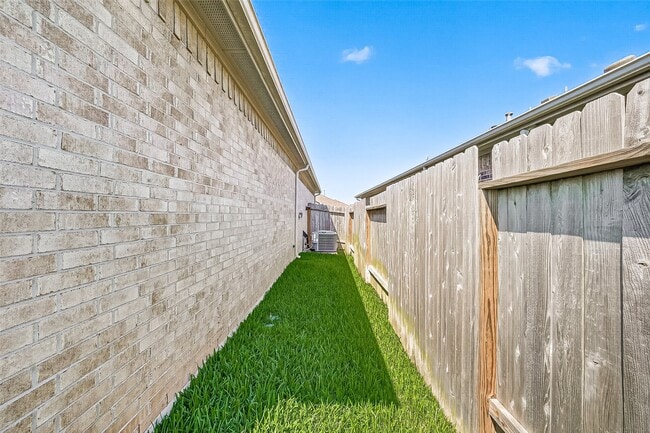 Building Photo - 21500 Rustic Elm Dr