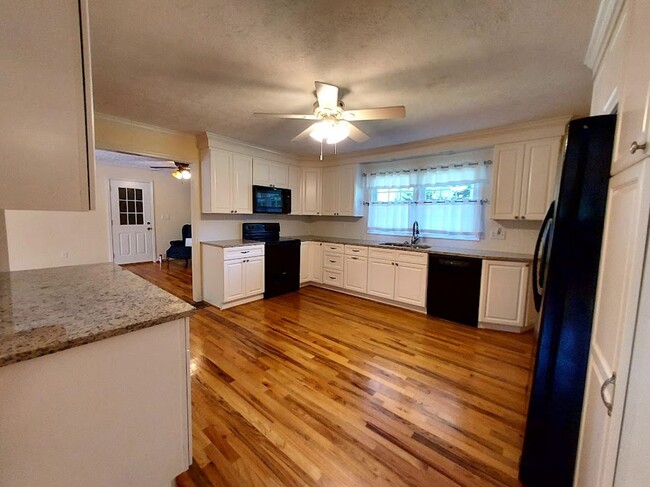 Building Photo - 3 Bedroom Brick Home