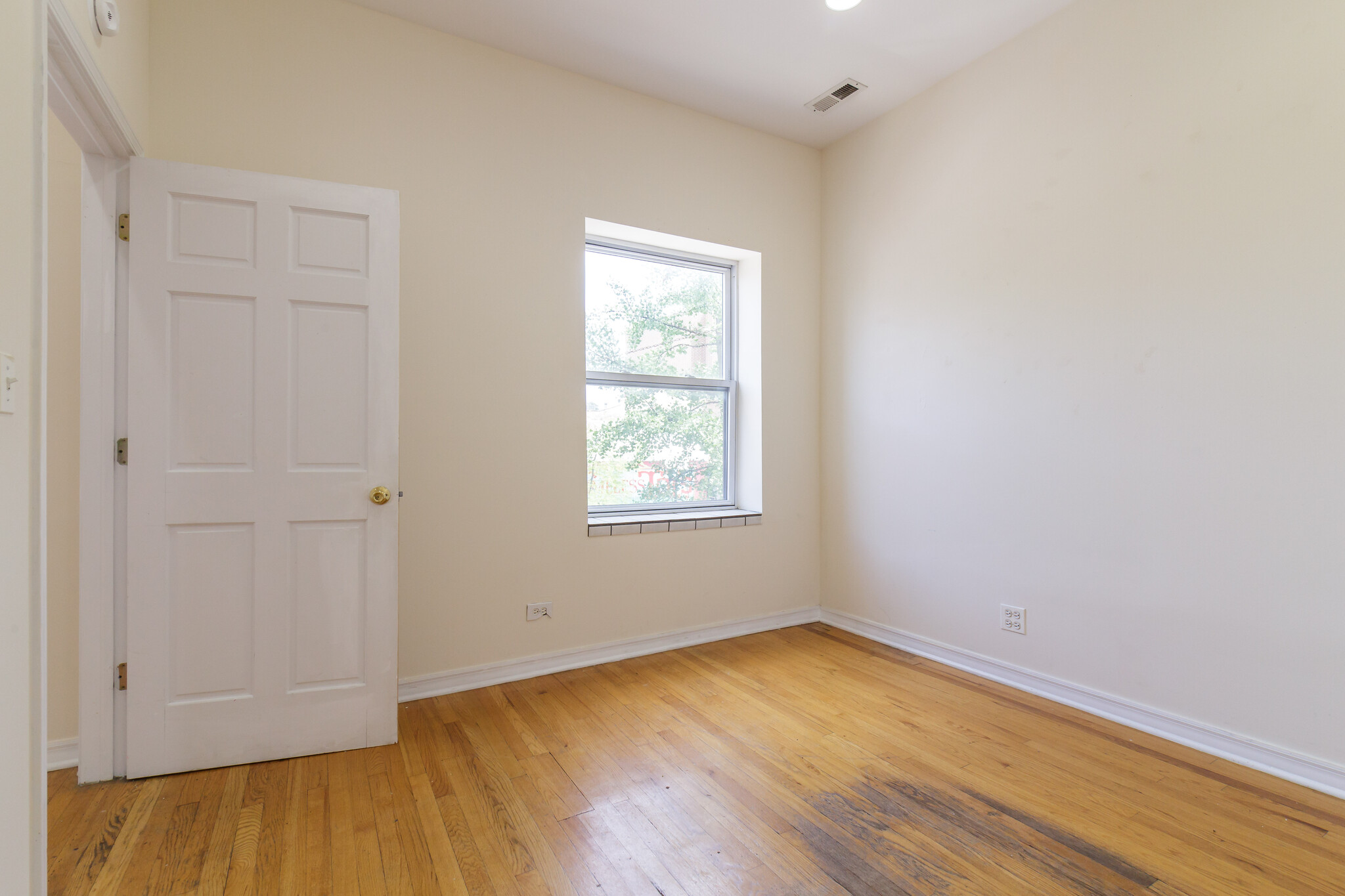 Building Photo - 4754 N Lincoln Ave