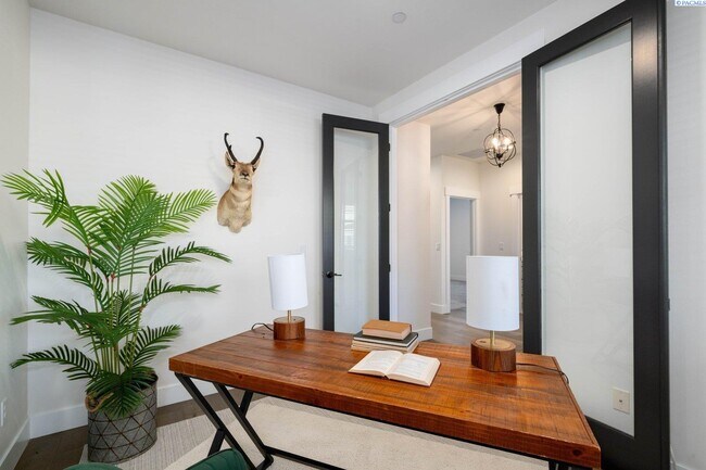 Building Photo - Generational suite w/separate entrance!