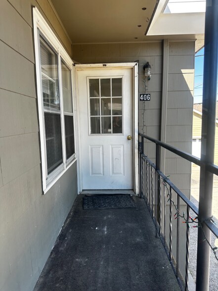 Building Photo - 406 S Kimball St