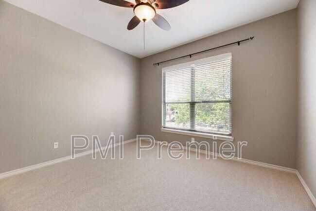 Building Photo - 321 Metropolitan Dr