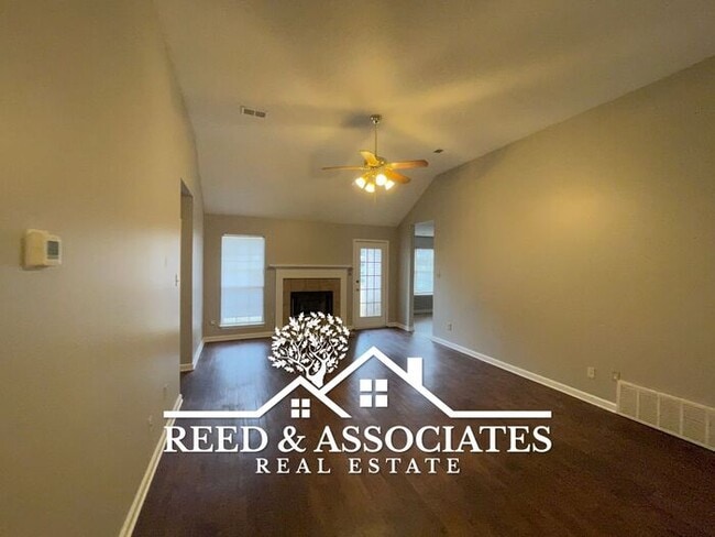 Building Photo - Just Minutes Away from Oakland Elementary School!!!