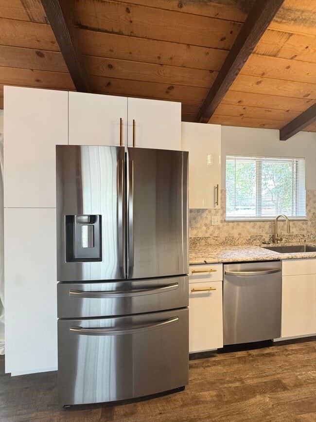 Building Photo - Private Renovated Home in Westside Redding