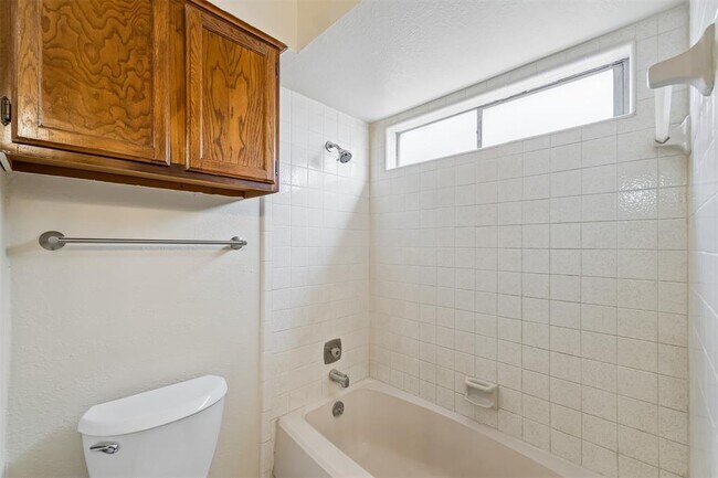 Building Photo - 208 Hudson Pl