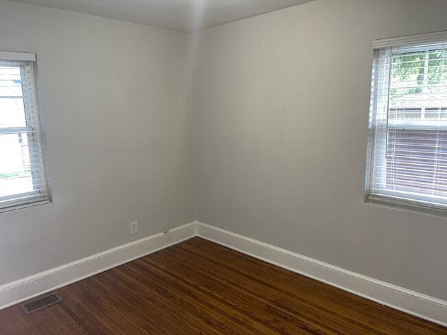 Building Photo - Adorable Two Bedroom Duplex in Plaza Midwo...