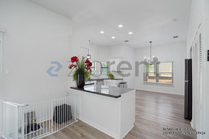 Building Photo - 9830 Sugarloaf Dr