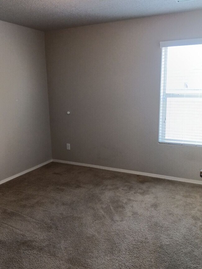 Building Photo - Spacious 3 bedroom, 2.5 bathroom home! Showings available NOW!