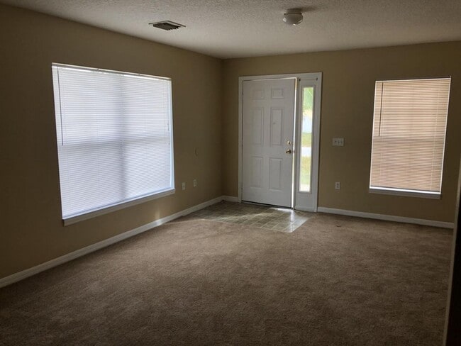 Building Photo - Beautiful Home