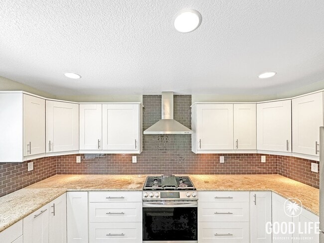 Building Photo - Beautiful 3-Bed Home w/ Vaulted Ceilings, Stainless Appliances, Private Backyard & 2-Car Garage