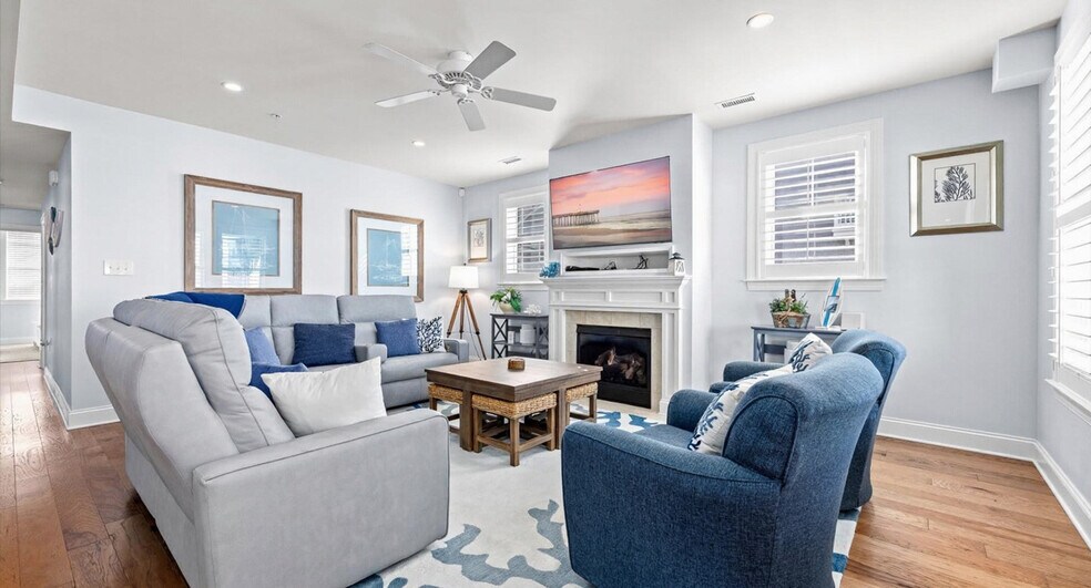 Building Photo - 701 E 8th St