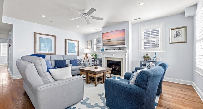 Building Photo - 701 E 8th St