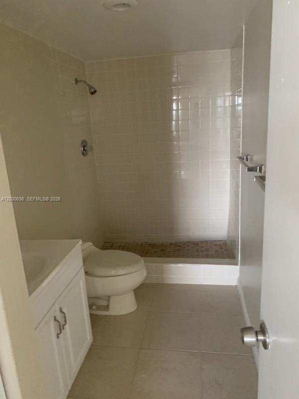 Building Photo - 4174 Inverrary Dr