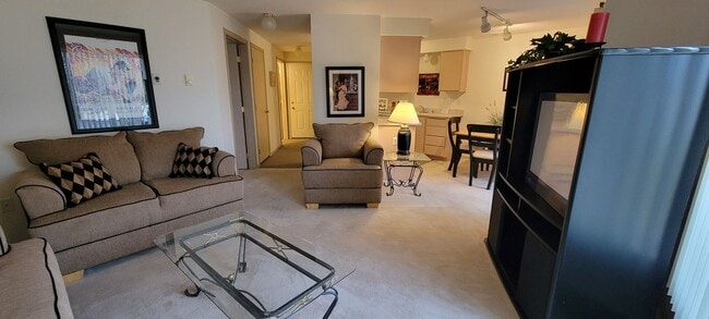 Building Photo - Middle (2nd) floor 660 sq ft 1-bedroom wit...