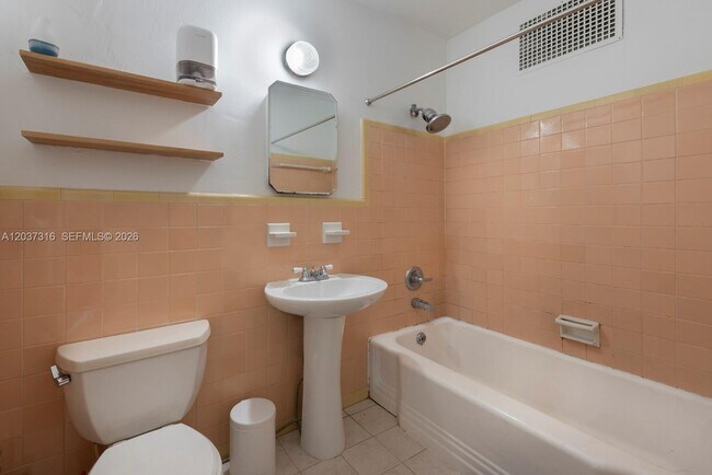 Building Photo - 6941 Bay Dr