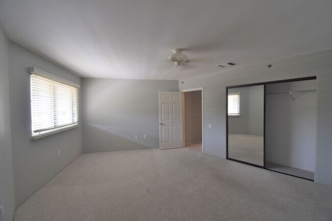Building Photo - Unfurnished 3 Bedroom 2 Bath Penthouse Condo