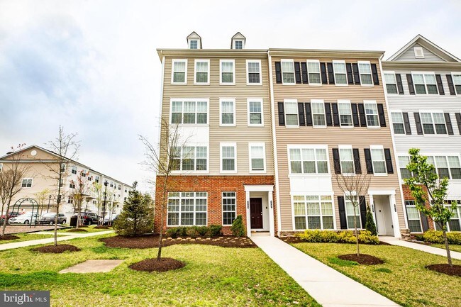 Building Photo - 3005 Chesapeake Dr