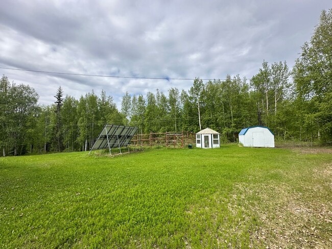 Building Photo - Fully Furnished 3BD/3BA Home with Solar Po...