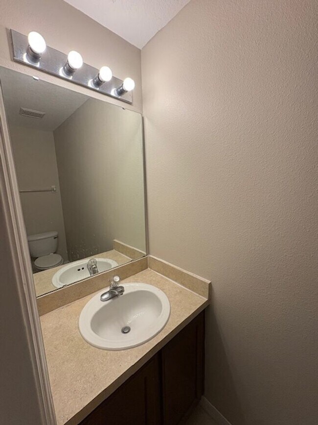 Building Photo - **Beautiful 3/2.5 Townhome in Lake Nona**