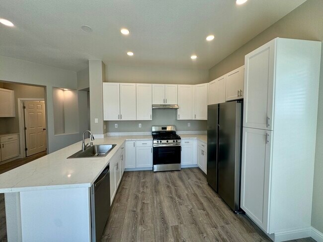 Building Photo - 3 bedroom 2 bath beautiful home in West Sac