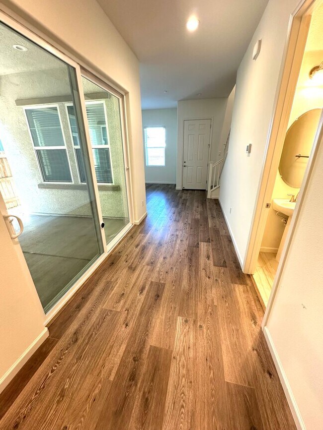 Building Photo - Natomas 3 Bedroom Home with a loft for rent!