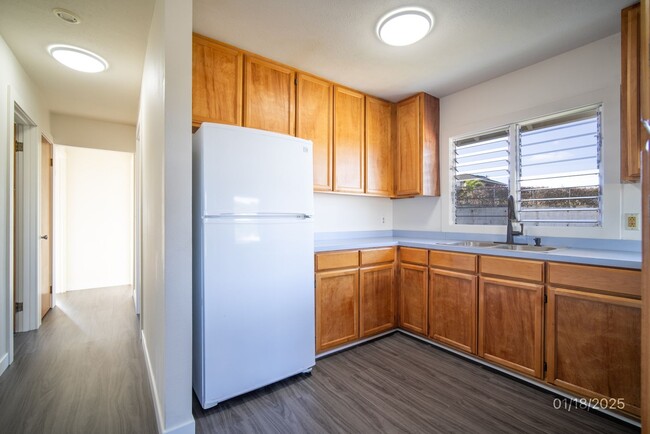 Building Photo - MOVE IN READY 3BR/1BA/2 TANDEM PKG IN AIEA...