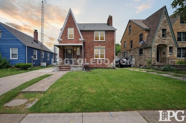 Primary Photo - 928 W Gramercy Ave