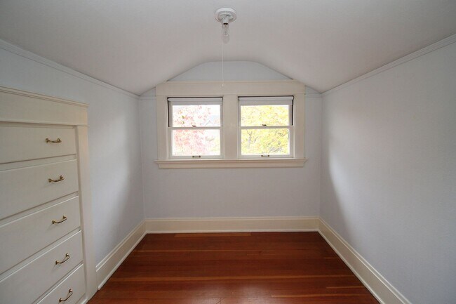 Building Photo - 803 NE Laurelhurst Pl