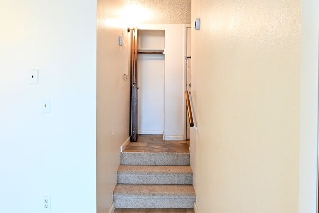 Building Photo - 2 bed 1 Bath townhouse