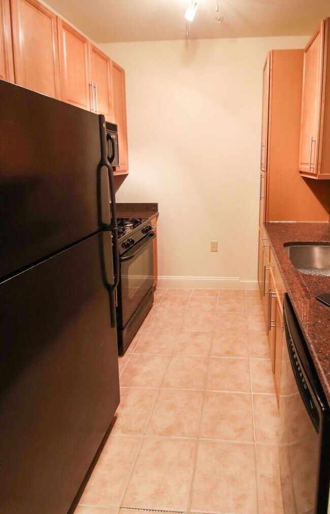 Building Photo - Bright & spacious 1Bd+ office alcove /1bth...