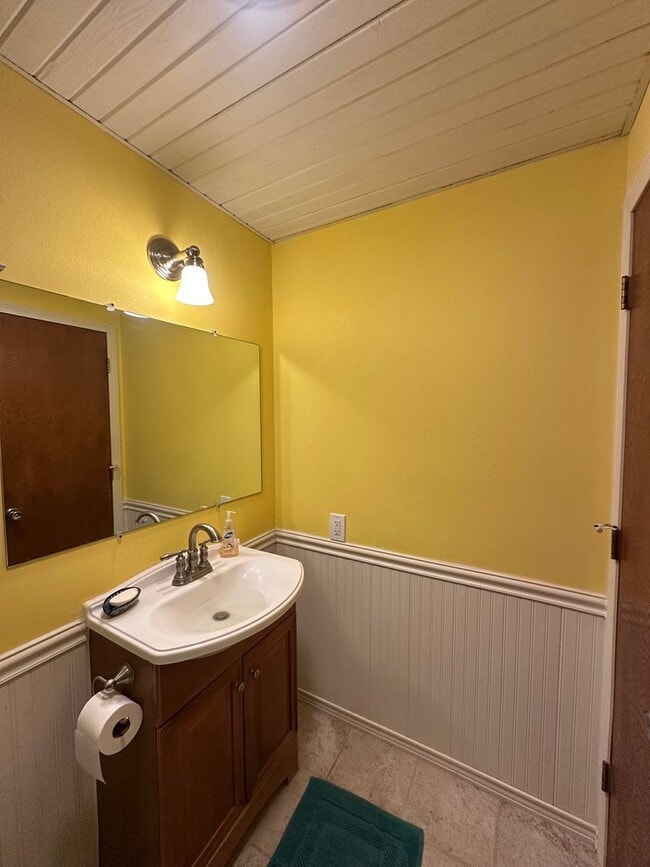 Building Photo - Fully Furnished 3BD/3BA Home with Solar Po...