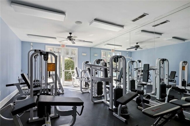 Building Photo - 2700 Pine Tree Rd NE