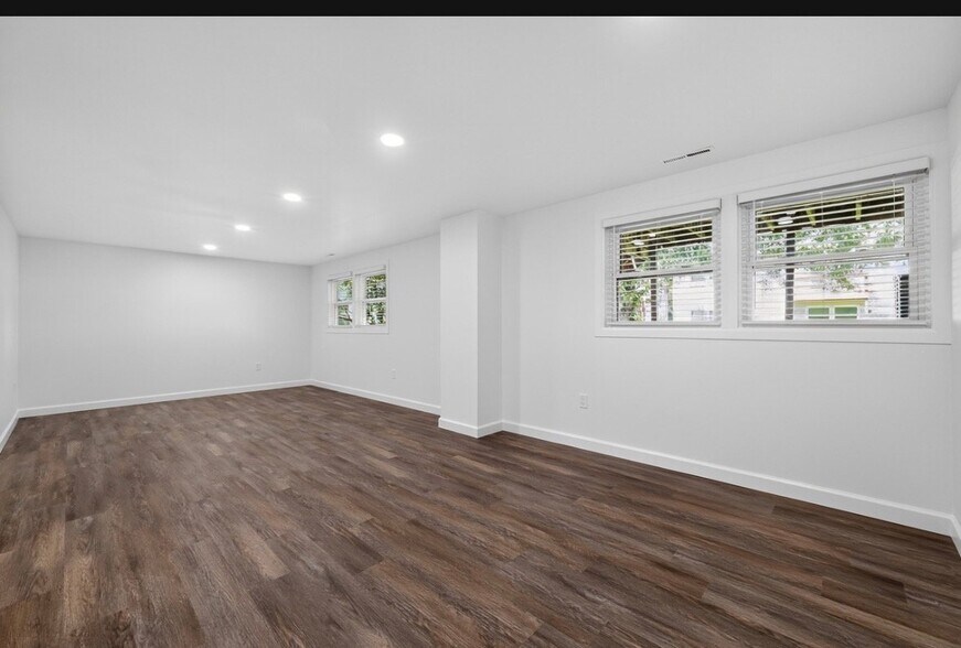 Building Photo - 642 Swan Dr