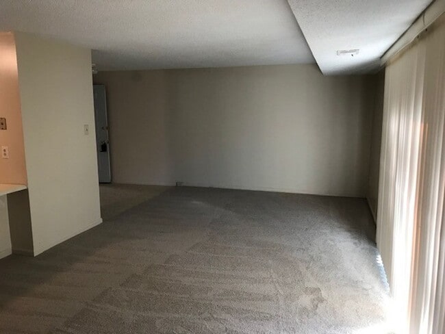 Building Photo - Available Now! Spacious 2 Bedroom Apartment!!