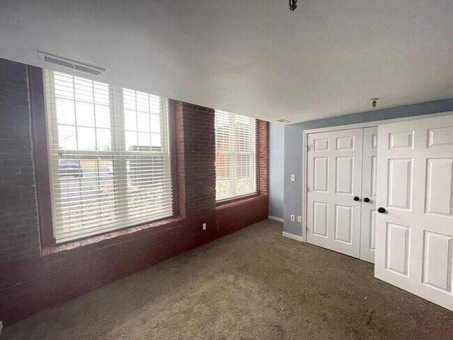 Building Photo - 471 Silver St