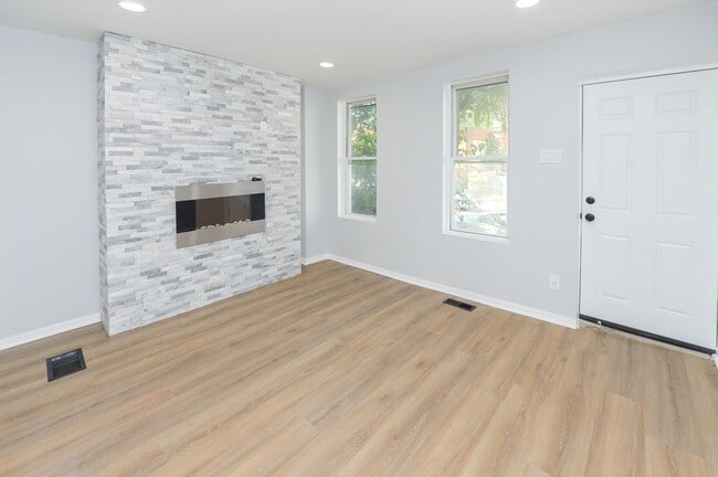 Building Photo - Renovated 3-Bedroom Townhome in Prime Germ...