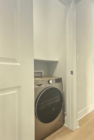 Building Photo - 7600 N Sheridan Rd