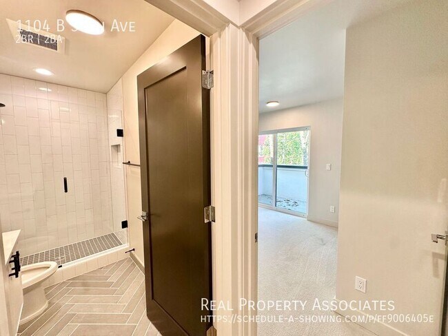 Building Photo - 1104 B 34th Ave