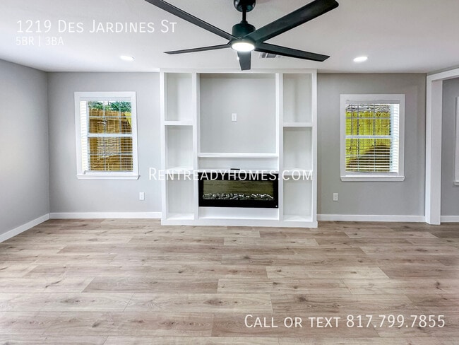 Building Photo - 1219 Des Jardines St