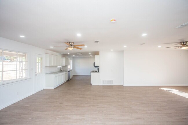 Building Photo - Fully Renovated 3/2/2!