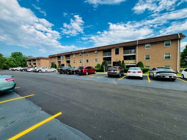 Building Photo - 1409 E Chicago St