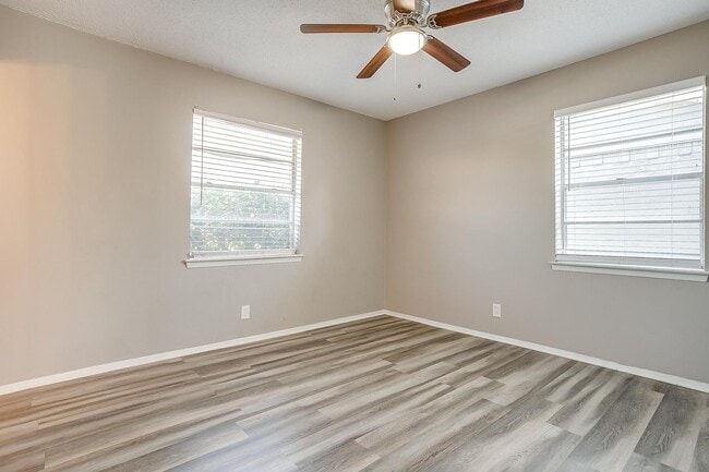 Building Photo - 3 bed 2 bath home is located in the Countr...