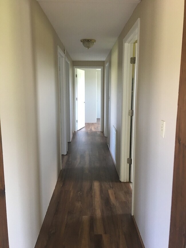 Building Photo - Cozy 3 bedroom 1.5 bath with 2 stall detached garage in country setting
