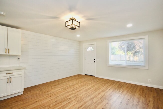 Building Photo - Beautifully Updated 1bd/1ba Sumner Duplex!