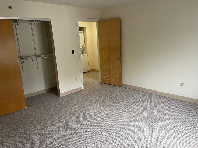 Building Photo - FREE MONTH Modern Duplex with Pool, Parking, 2 balconies and 1 deck, Large Bedrooms,1.5 bath Laun...
