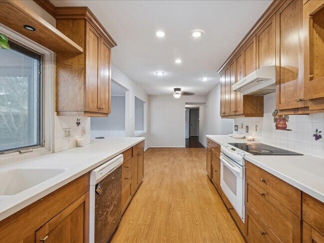 Building Photo - 3902 Broken Elm Dr