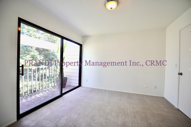 Building Photo - Top Floor, Corner Unit Condo with View and...