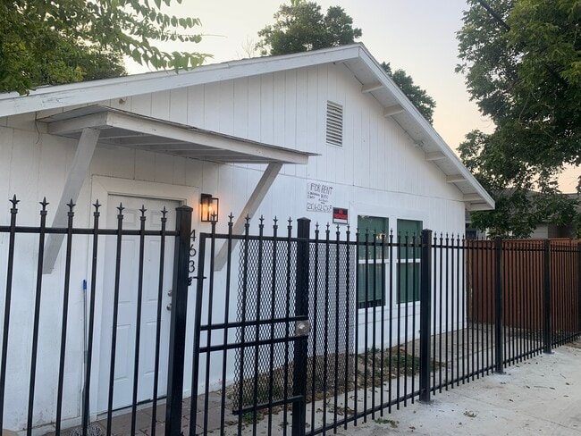 Building Photo - 463 Linares St