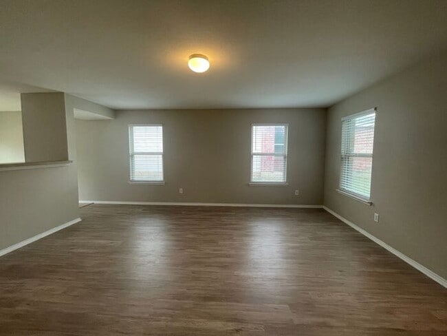 Building Photo - Perfect 3 Bedroom 2 Bath Home! GREAT Fort Worth Location -- Stainless Steel Kitchen Appliances In...