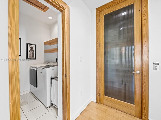 Building Photo - 450 Victoria Terrace